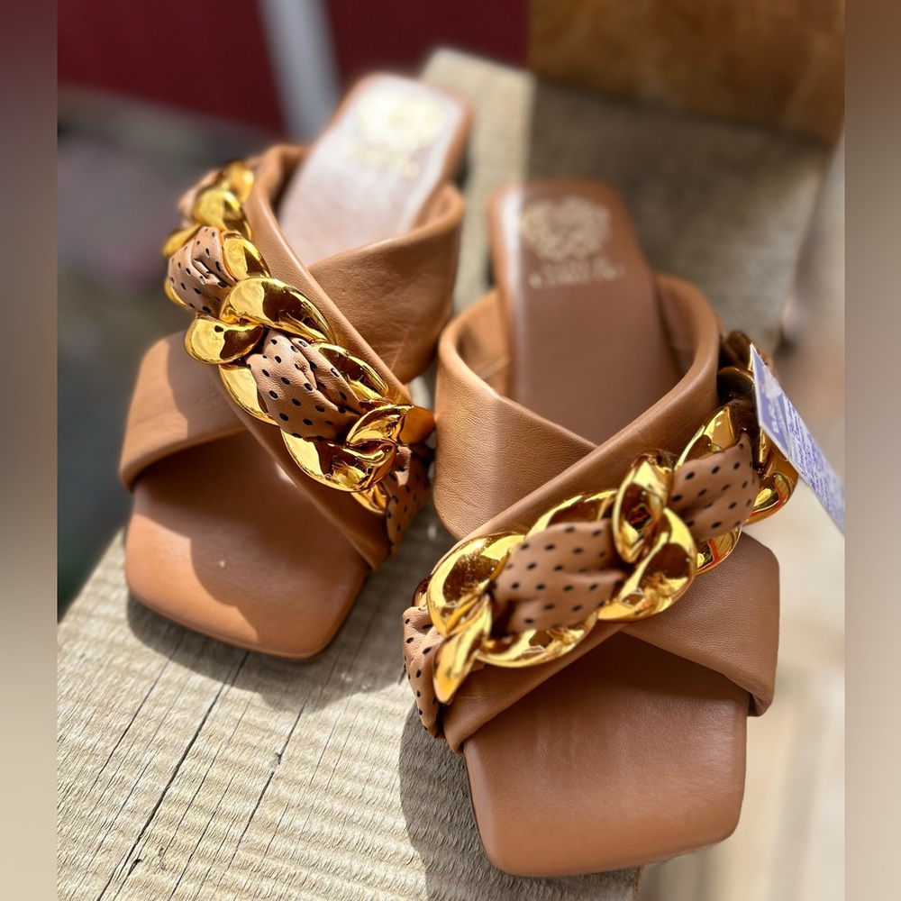 *SOLD* VINCE CAMUTO Azori Leather Flat Sandal Brown w/ Chain Detail Women’s 9.5